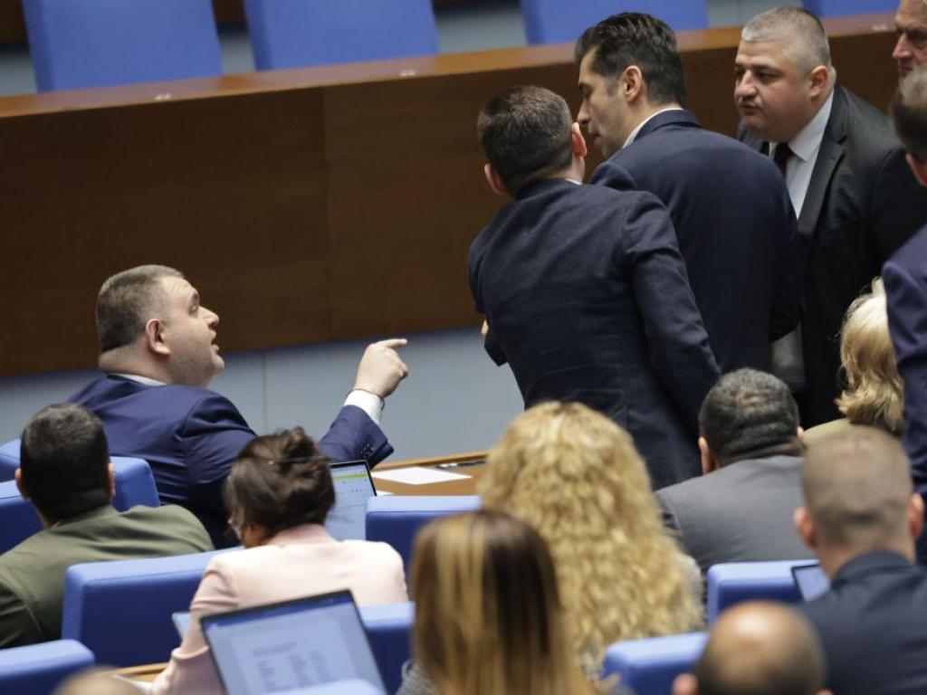 Скандал в Народното събрание Съпредседателят на Продължаваме Промяната Демократична България Кирил