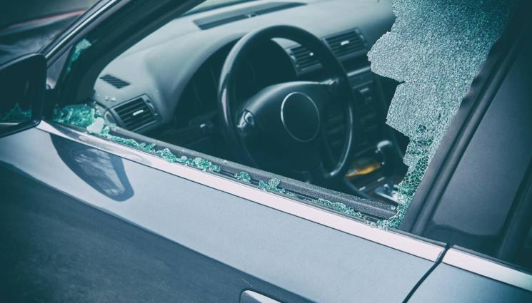 кола прозорец разбит разбит прозорец на кола - ВАНДАЛЩИНА: Няколко коли осъмнаха с потрошени стъкла! (СНИМКИ)