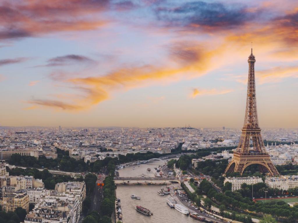 При откриването си през 1977 г Център Помпиду предизвиква шок