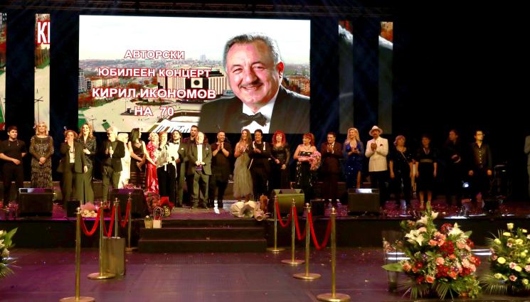 концерт Мая Нешкова - НЕОЧАКВАНО ДОБРА КОМБИНАЦИЯ: Близначките на Мая Нешкова запяха с братя Аргирови (СНИМКИ)