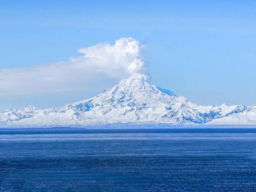 Планината Спър вулкан в Аляска който от 10 месеца се