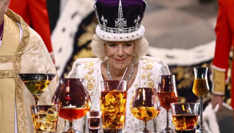 Камила - УДАРИ ДЪНОТО: Кралицата на Великобритания се пропи?!