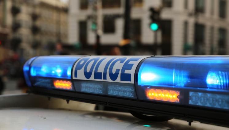 д - Полицаи спряха куриер за проверка, не можаха да повярват какво има в пратките!