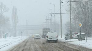 Пътните настилки в страната са предимно мокри частично заледени по