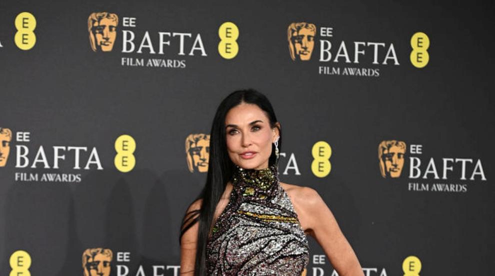 Елегантност и вкус, но и модни гафове на червения килим на наградите БАФТА (СНИМКИ)