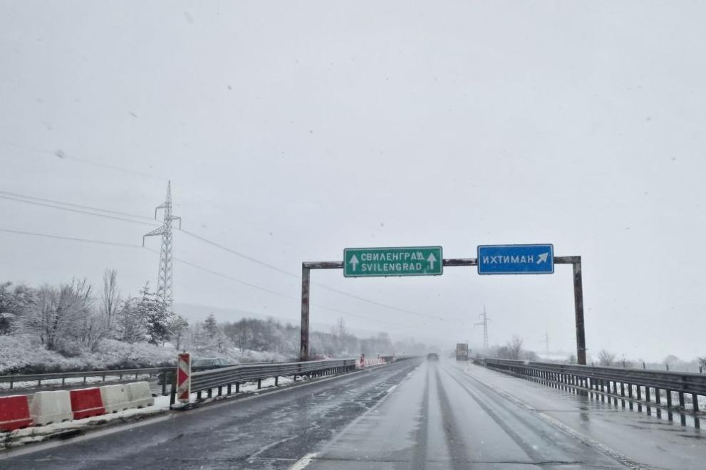 Обстановката на АМ Тракия е тежка. Вали сняг, не е почистено