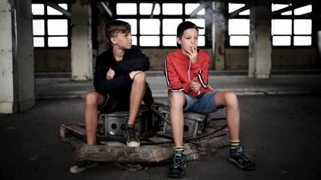 деца пушат цигари