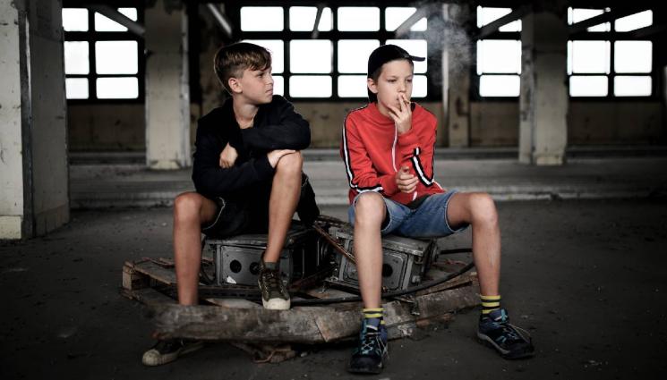 деца пушат цигари - НЯМА КОЙ ДА НИ БУТНЕ: Българските деца водят всички негативни европейски класации!