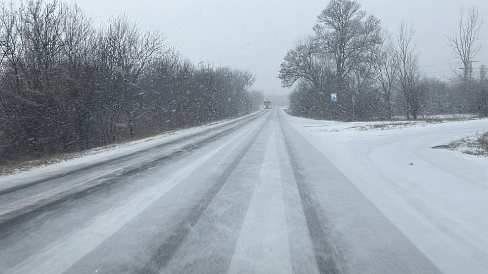 Днес ще се задържи студено, облачно, с валежи от сняг,