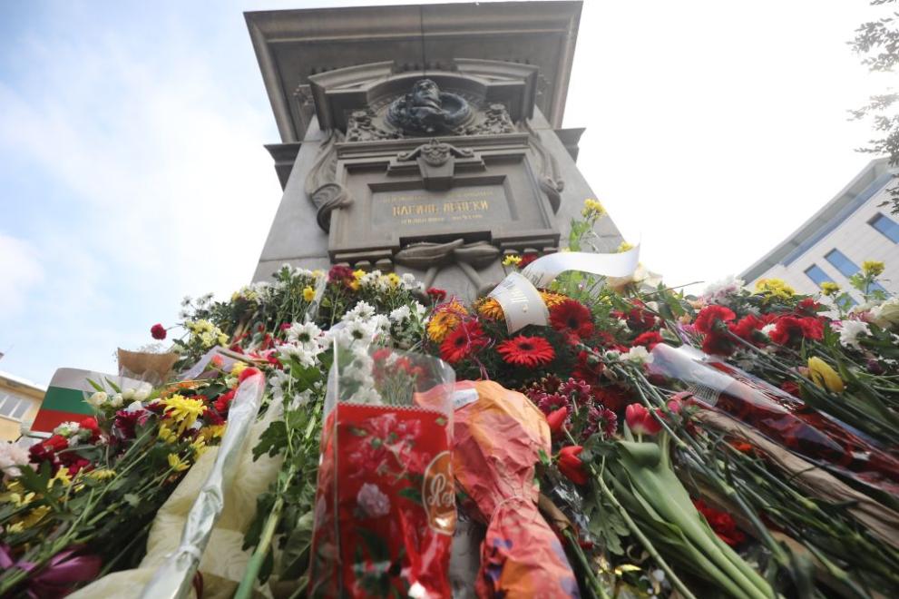 Днес България продължава да отдава почит на паметта на Апостола