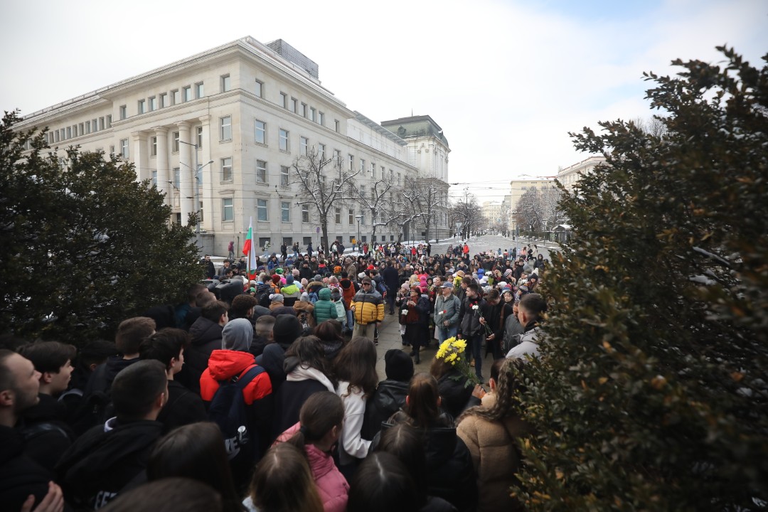 <p>Започна поднасянето на венци и цветя пред паметника на Апостола на свободата.</p>