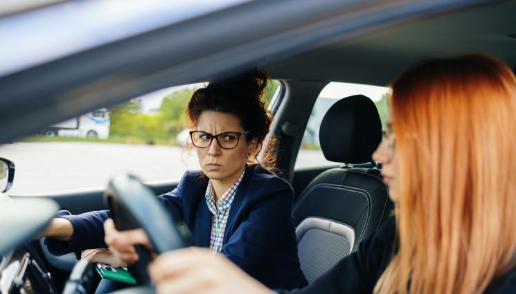 учебна кола шофьорски курс - Учебните програми за шофьорите не отговарят на никакви критерии