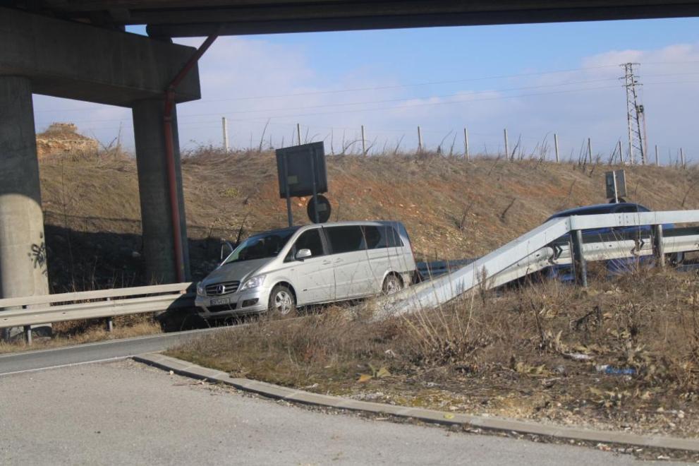 Джип с гръцка регистрация удари микробус и изхвърча от мантинелата на АМ