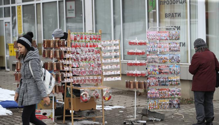 мартеници - Студът натири Пижо и Пенда броени дни преди Баба Марта!