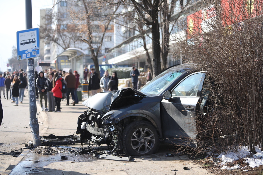 <p>Автомобил се вряза в автобусна спирка в София, двама са в болница</p>