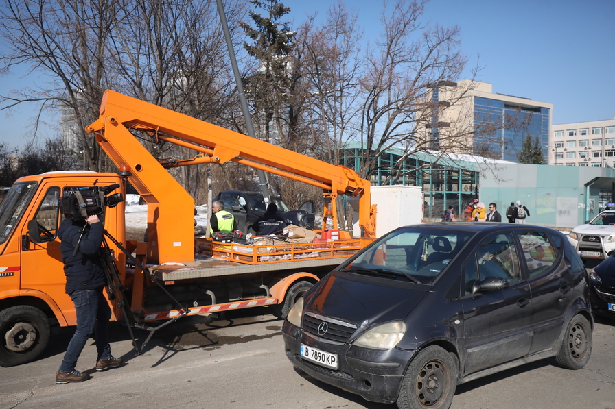 <p>Автомобил се вряза в автобусна спирка в София, двама са в болница</p>