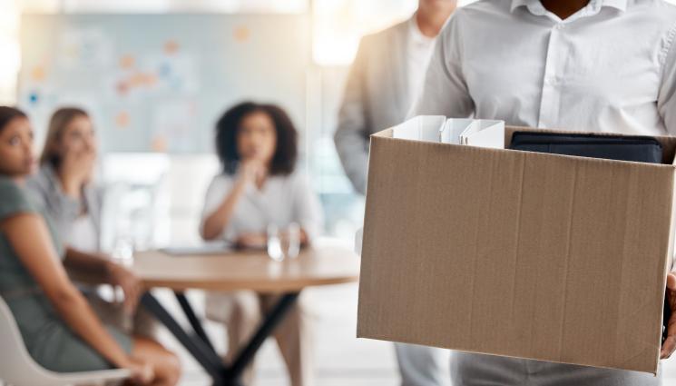 уволнен уволнение - ГОЛЯМА ТЕСЛА: Данъчната служба на САЩ съкращава над 6000 служители