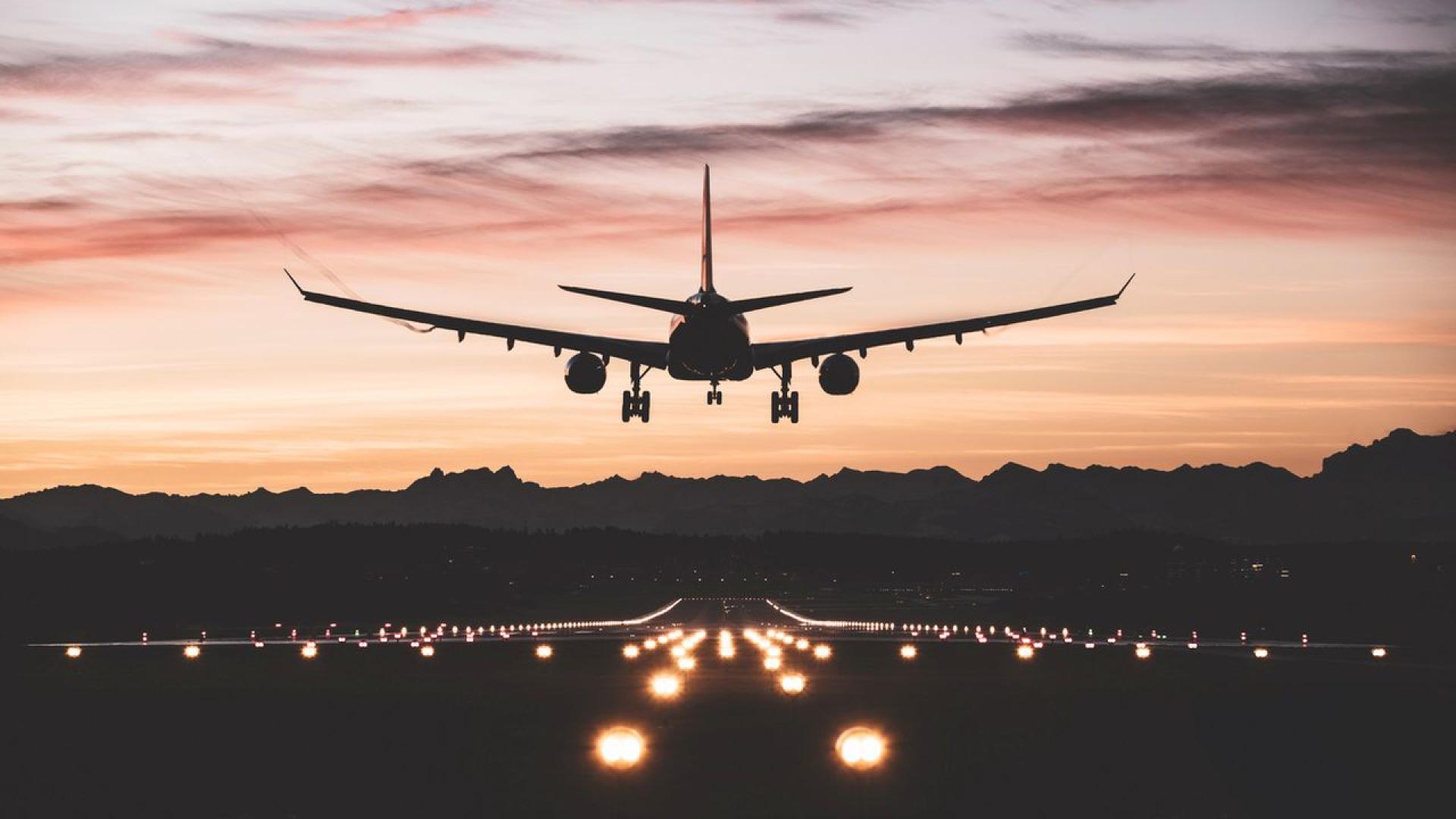 Самолет на Qantas пътуващ от Бризбейн за Сидни в Австралия