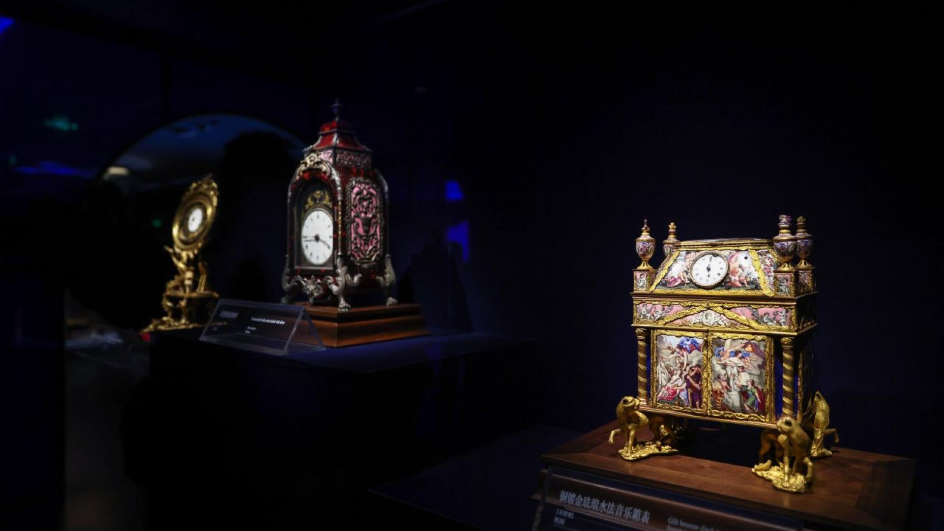 Лаково пано от династията Цин инкрустирано с нефрит и ахат