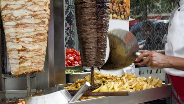 дюнер - Арестуваха 353 дюнерджии от популярна верига за бързо хранене