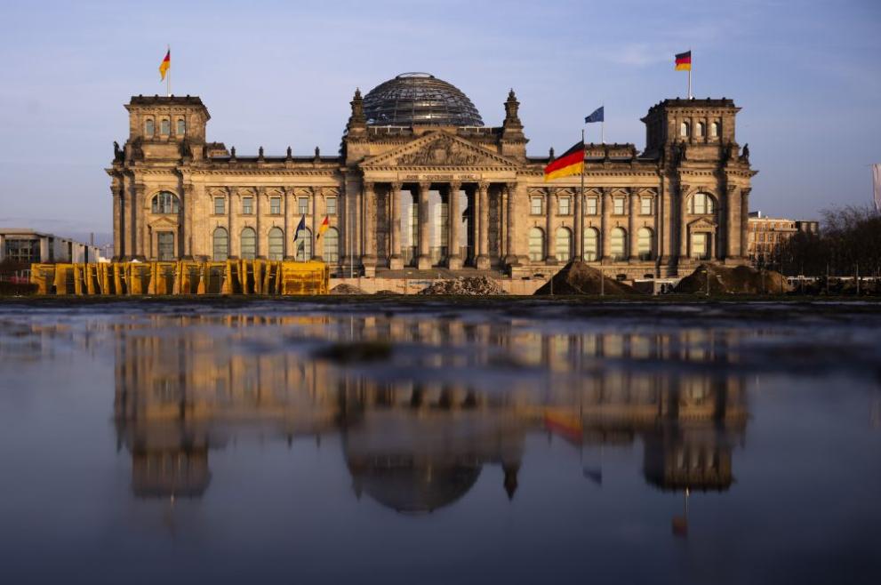 Германците гласуват за Бундестаг (долната камара на парламента), като  за депутатски