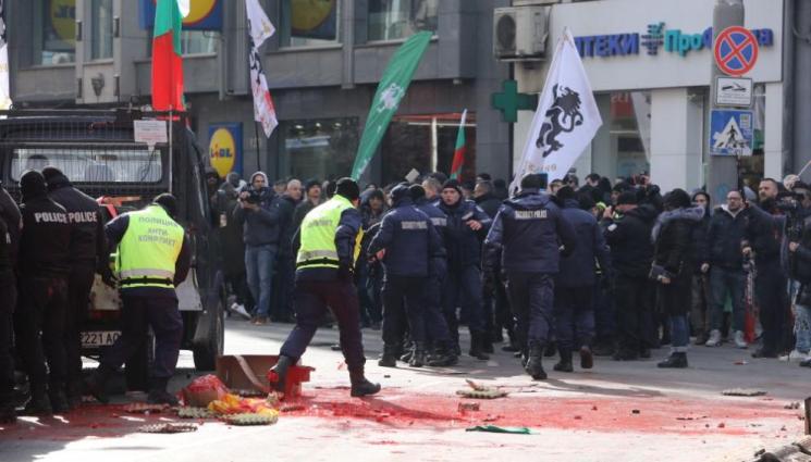 протест - СЛЕД ВАНДАЛЩИНАТА В СТОЛИЦАТА: МВР издирва биячите!