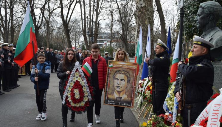 левски бургас - ПОЧИТ! Бронзов паметник на Левски грейва в Бургас