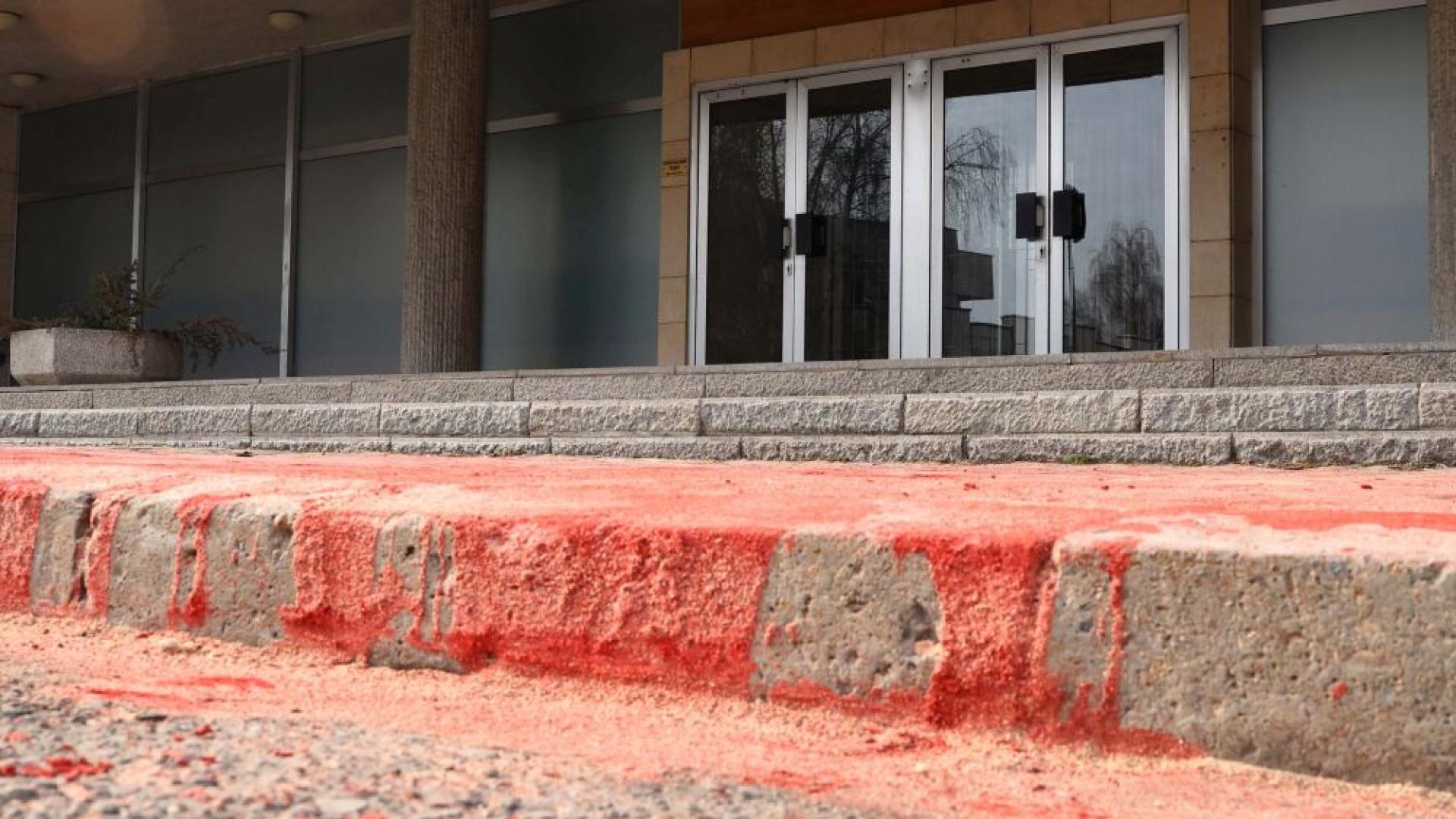 Червена боя е разлята до сградата на Руското посолство в