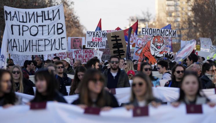 протест сърбия - Сблъсъци между полиция и протестиращи в Нови Сад!