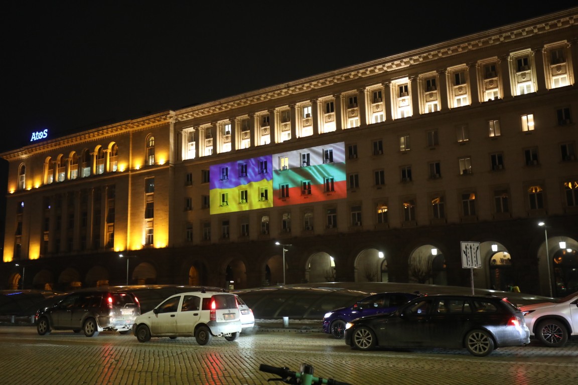 <p>Сградата на Министерския съвет беше осветена с украинското знаме</p>