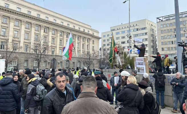 Нов протест на „Възраждане” в и пред Народното събрание, има арестувани