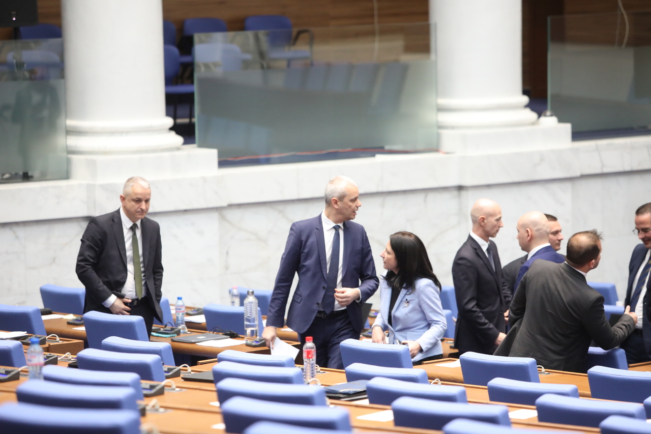 <p>Народните представители, с изключение тези от &quot;Възраждане&quot; и &quot;Морал, единство, чест&quot;, напуснаха пленарна зала по време на декларация на лидера на &quot;Възраждане&quot; Костадин Костадинов. В декларацията си Костадинов определи като &quot;евроатлантическа тълпа&quot; депутатите, напускащи пленарната зала и призова да не се връщат обратно.</p>