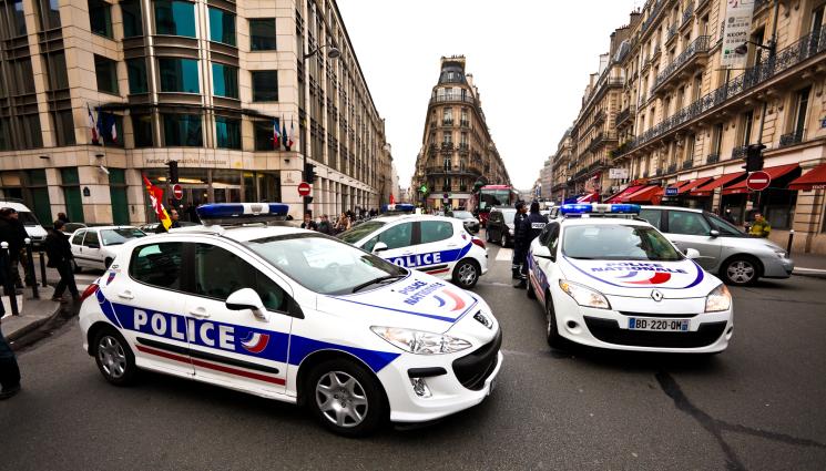 d - Атака с нож срещу полицаи в Париж!