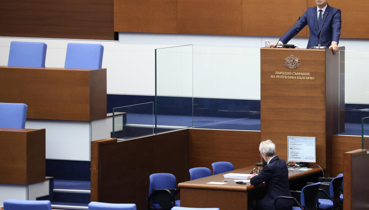 Костадинов - ДЕМОНСТРАЦИЯ: Депутати напуснаха НС, докато Костадинов чете декларация на 