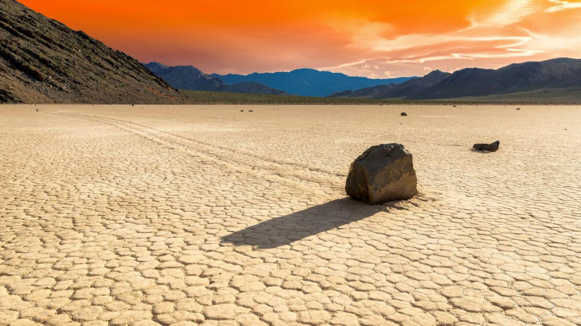 Разходете се из Racetrack Playa в Националния парк Долината на