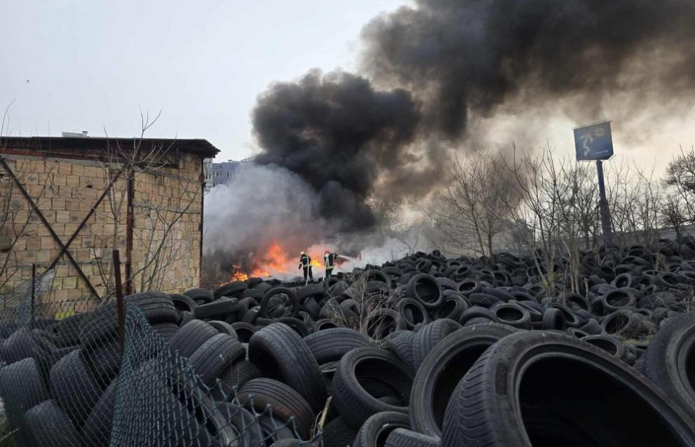 Пожар в склад за стари гуми на ул. Трапезица в