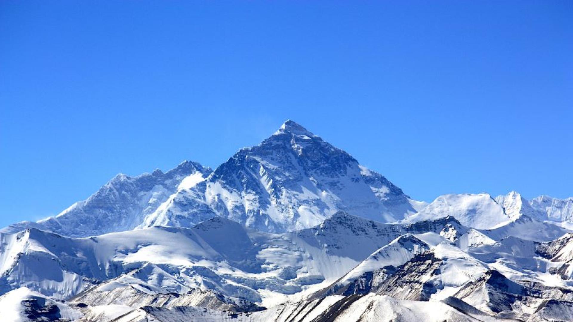 Най малко 47 души са затрупани след срутването на ледник в