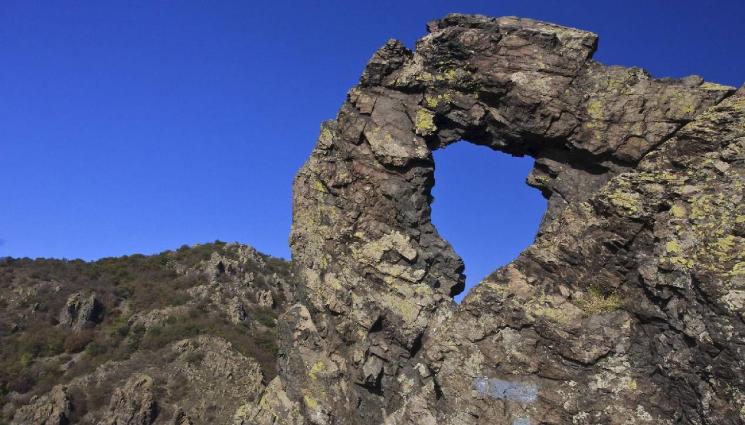 маг зодиак - ОТ ПРАСТАРИ ВРЕМЕНА: Дупки в камъни определят грехове и гонят болести!