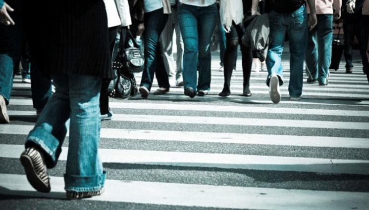 пешеходна пътека - Чака ни глоба, ако използваме мобилен телефон, докато пресичаме!?