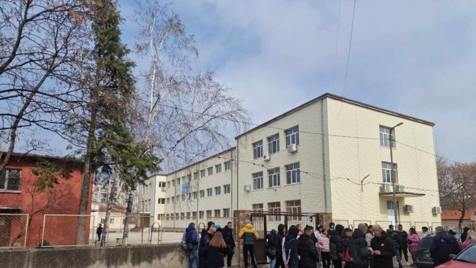 Изключиха от пазарджишката гимназия Георги Брегов петте момичета които удряха