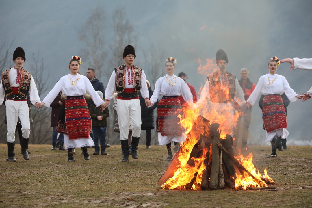 <p>Обичаят Сирни Заговезни в Етрополе</p>