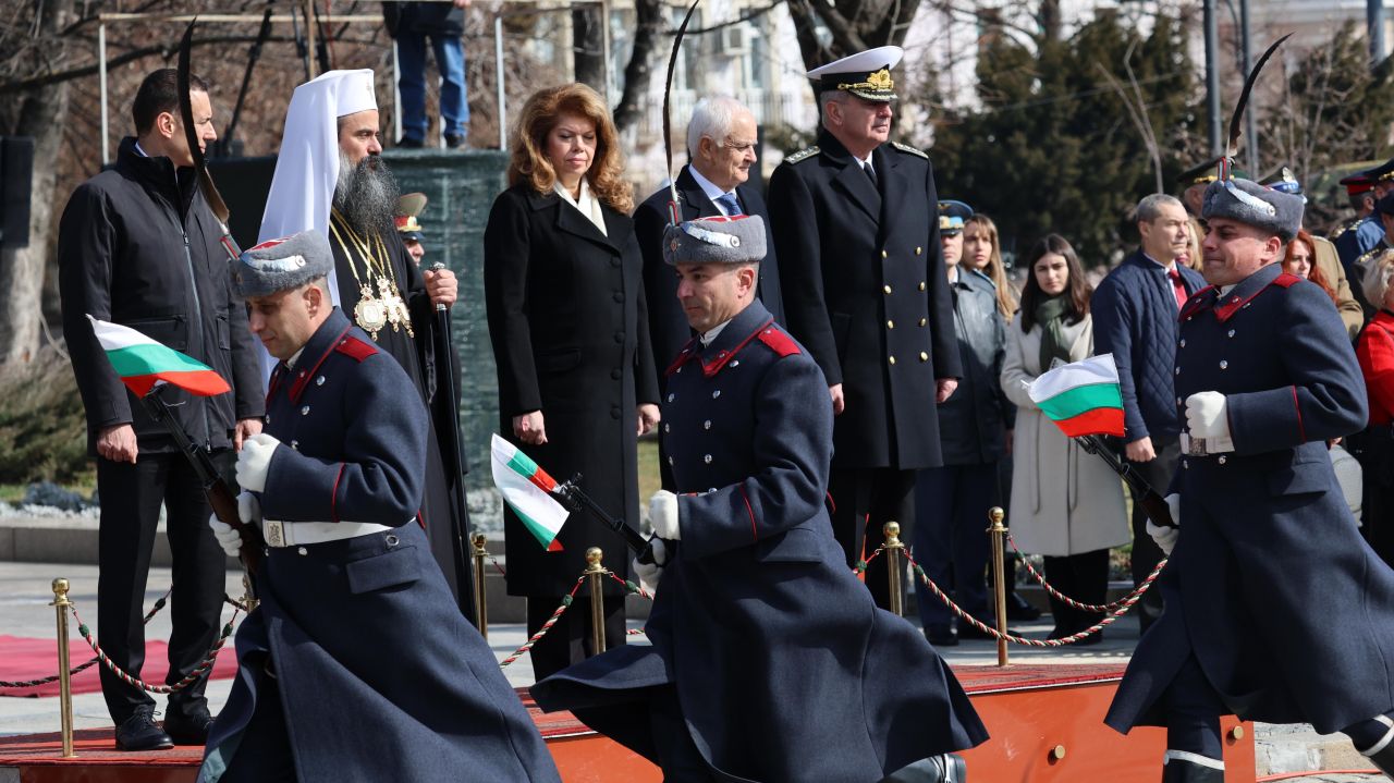 <p>Церемонията за 3 март в София през паметника на Незнайния воин</p>