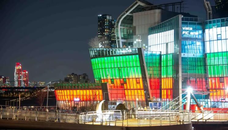 сеул - ЗА 3 МАРТ: Сграда в Корея светна в цветовете на българското знаме