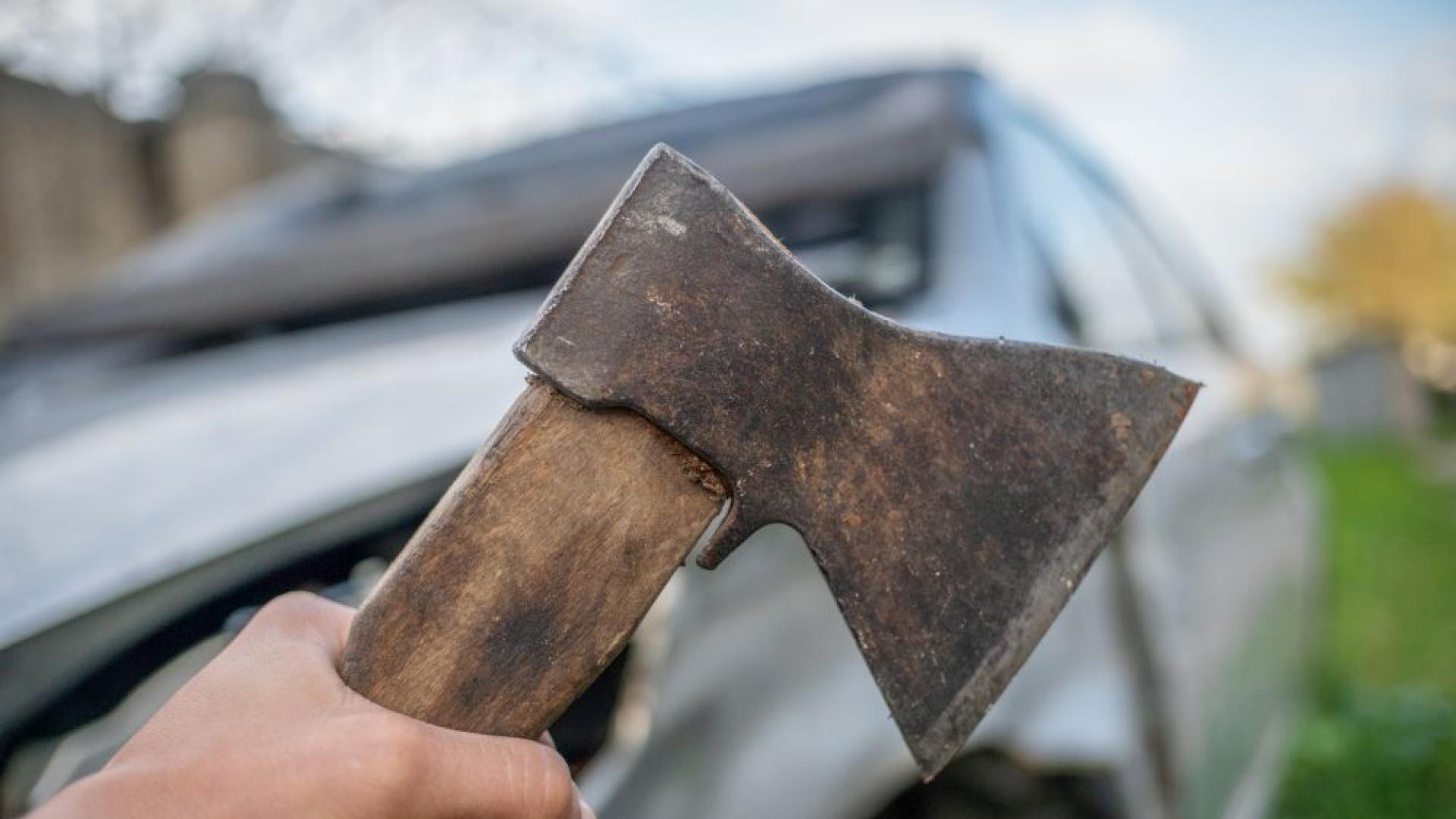 Екип от инспектори по труда е нападнат с брадва при