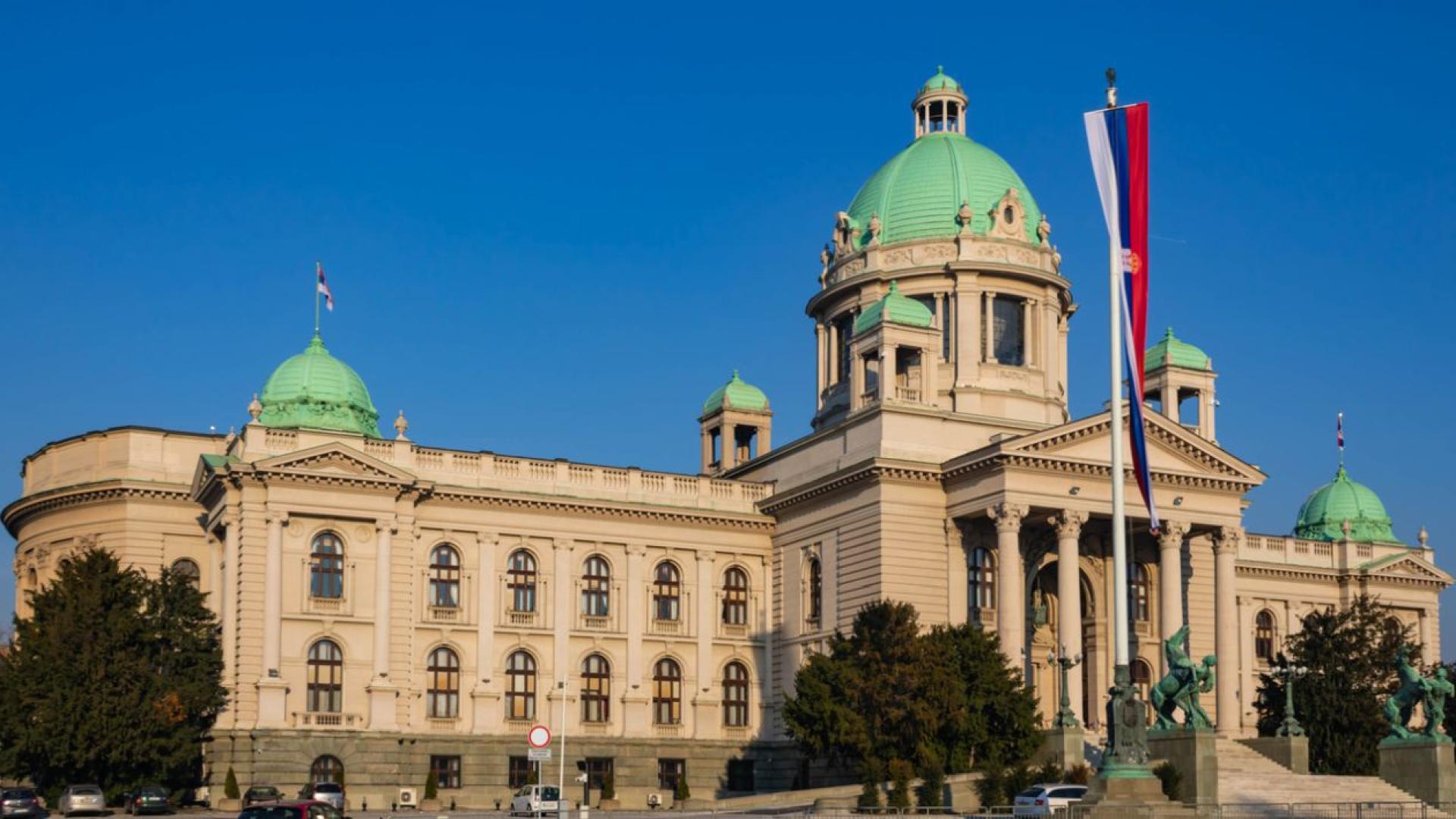 По време на редовната пролетна сесия на сръбския парламент възникнаха