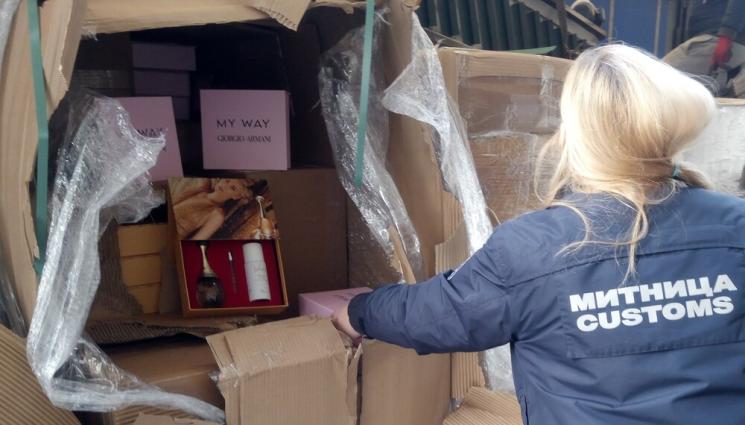 фалшиви парфюми - Митничари задържаха над 10 000 фалшиви парфюма