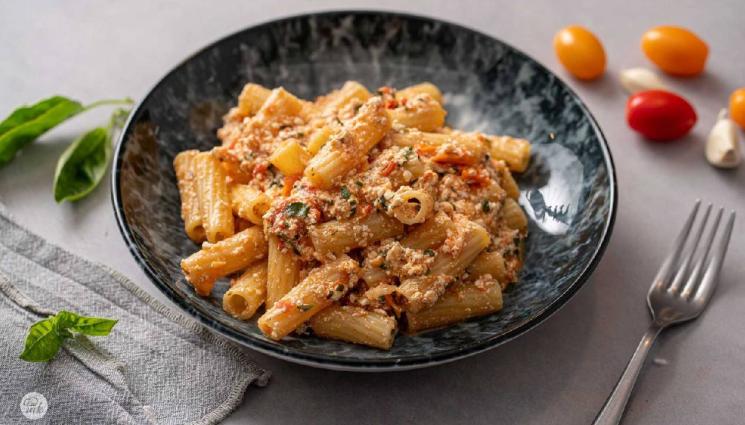 рецепти - Гответе с matekitchen.com: Ароматно пикантно пиле на тиган или паста с печено сирене и зеленчуци (ВИДЕО)