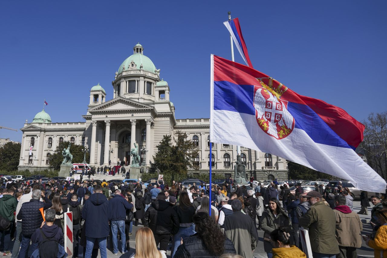 Кола се вряза в протестиращи в Белград, има ранени