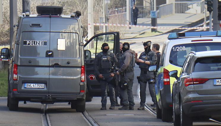 мюнхен - Повдигнаха обвинения на шофьора, помел с кола пешеходци в Манхайм