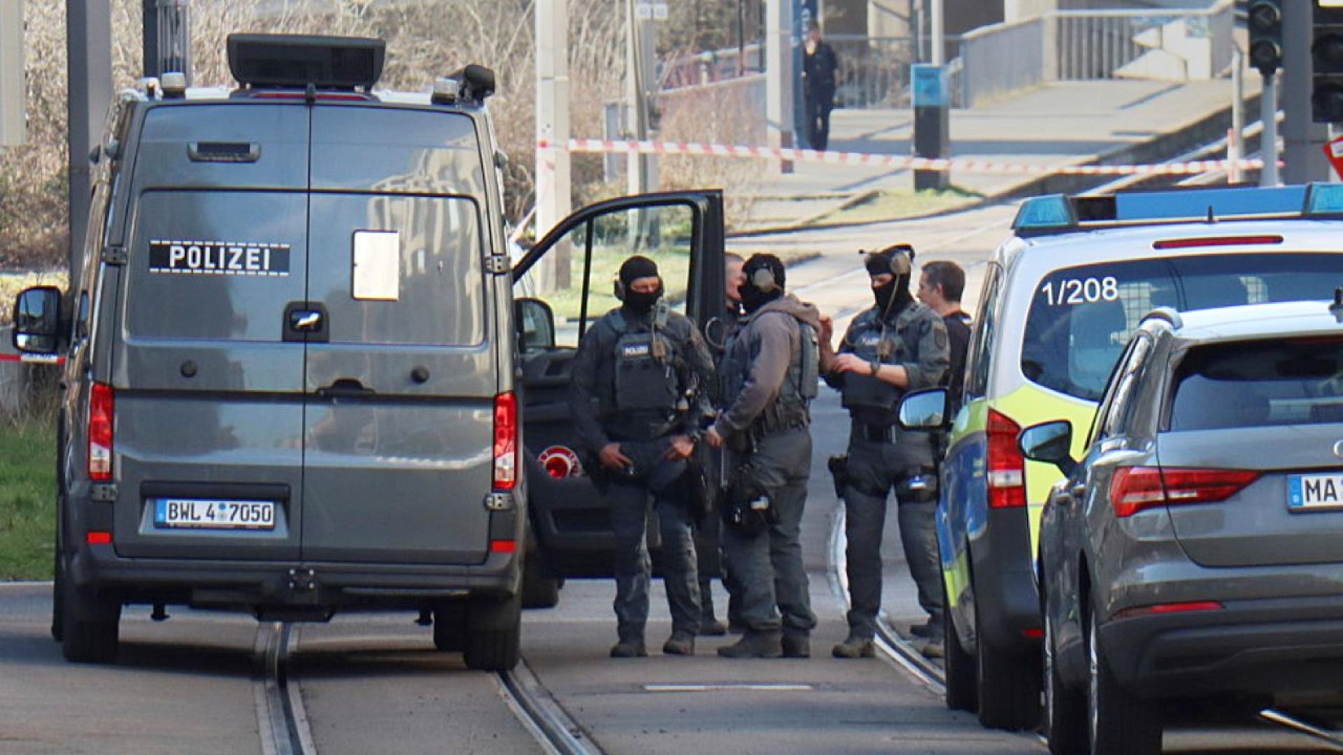 Обвинения в две убийства бяха повдигнати снощи на мъжа заподозрян